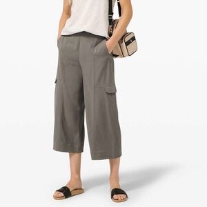 Lululemon Metropolis Maven High Rise Crop
Grey Sage size 4